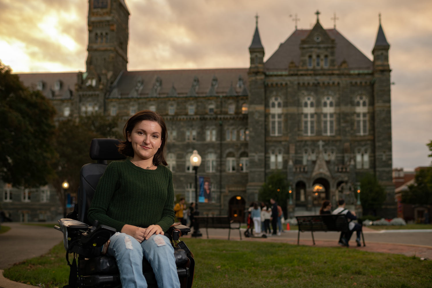 Mujer en silla de ruedas en un campo universitario