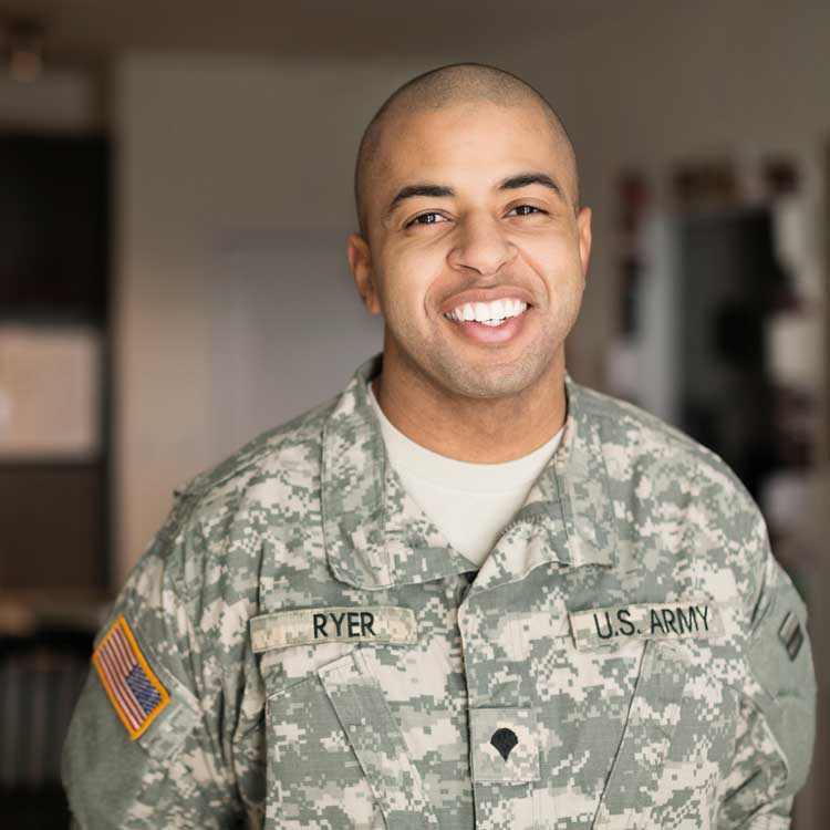 Hombre en uniforme del ejército de Estados Unidos sonríe