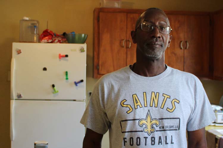 Hombre con camiseta de los Saints de Nueva Orleans en su cocina